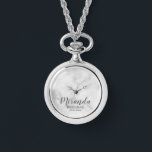 Relógio Bridesmaid Personalizado de Script Moderno<br><div class="desc">Adicione um toque pessoal ao seu casamento com um presente personalizado de madrinha. Este design apresenta o nome personalizado da dama de honra no estilo de fonte moderna da cinza com o título e a data de casamento no estilo de fonte sans moderno da cinza em fundo de mármore branco....</div>