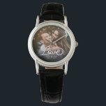 Relógio Casamento Simples de Fotografias de AMAMENTAÇÃO Mo<br><div class="desc">Guarda-casamentos modernos ou belo presente personalizado para noiva ou Dia de os namorados recém-casado que mostra sua foto de noivado favorita com a caligrafia moderna lendo LOVE sobre seus nomes personalizados e data sobre um gradiente escuro para fazer a tipografia se destacar.</div>