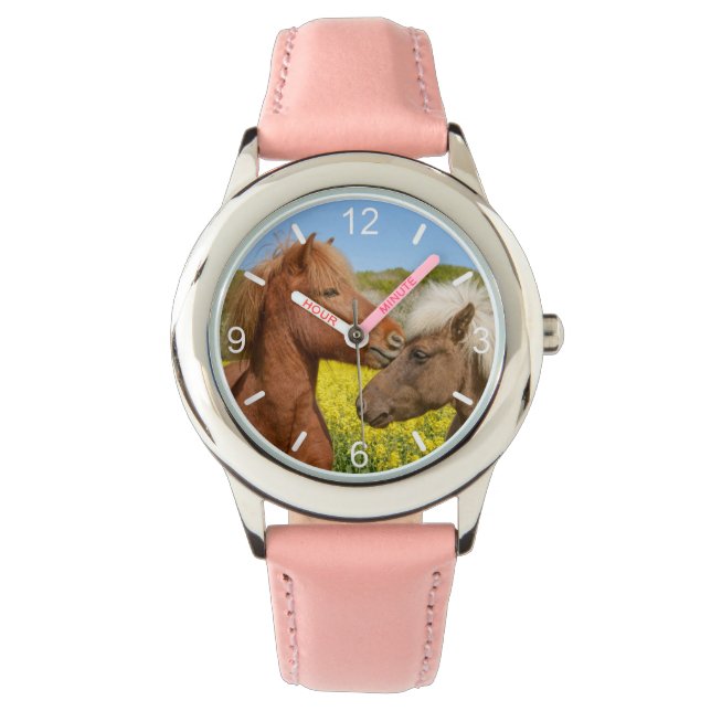 Relógio Cavalos Islandeses Curiosos em um Prado Primavera  (Frente)