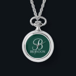 Relógio Chaveiro de Monograma e Nome de Script Personaliza<br><div class="desc">Monograma personalizado e Dif de nome apresentam um monograma personalizado no estilo de fonte e nome do script clássico branco no estilo de fonte de serif clássico branco no fundo verde esmeralda. Perfeito como presentes de férias,  reunião familiar favorece e para quaisquer ocasiões especiais.</div>