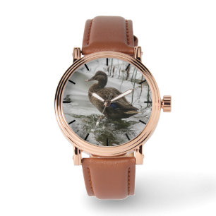 Relógio Cinza se abaixa no lago escuro