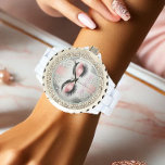 Relógio Colírio Rosa<br><div class="desc">Mantenha-se na moda e a tempo com o Relógio Personalizado das Eyelashes Cinza Rosa. Apresentando sotaques brilhantes cor-de-rosa, detalhes ousados sobre as pestanas, e um design chic, este relógio é perfeito para técnicos de barra, artistas de barra ou qualquer pessoa que ame acessórios de vidro. Personalize-o com seu nome, nome...</div>