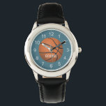 Relógio Crianças de basquete de esporte azul<br><div class="desc">Este lindo e moderno observatório de crianças apresenta uma bola de basquete,  com um fundo azul. O relógio pode ser personalizado com o nome dos seus rapazes,  e números claros,  o presente perfeito para qualquer amante desportivo.</div>