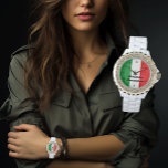 Relógio Damas Brancas Rhinestone Itália Bandeira Italiana<br><div class="desc">Um relógio feminino na moda em esmalte branco nítido, enfeitado com rochas. O rosto do relógio apresenta as cores vibrantes da bandeira italiana - verde, branco e vermelho. Para o tornar único, o seu nome está corajosamente escrito em bonito letra negra. É um acessório chic e personalizado que combina facilmente...</div>