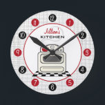 Relógio de Cozinha Vermelha e Preta com Retro<br><div class="desc">Um relógio com ilustração de um fogão retrorbranco da cozinha. Personalize com seu nome acima da ilustração. O relógio apresenta números brancos em pontos vermelhos e pretos.</div>