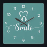 Relógio de Dentist Office<br><div class="desc">Relógio moderno do escritório Dentista em uma design de tendências,  incluindo um símbolo de dente e um gráfico de sorriso desenhado com tipografia na moda gráfica e cor de fundo que você pode mudar se precisar. Projetado para um escritório de odontologia para encorajar sorriso e atitude positiva.</div>