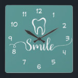 Relógio de Dentist Office<br><div class="desc">Relógio moderno do escritório Dentista em uma design de tendências,  incluindo um símbolo de dente e um gráfico de sorriso desenhado com tipografia na moda gráfica e cor de fundo que você pode mudar se precisar. Projetado para um escritório de odontologia para encorajar sorriso e atitude positiva.</div>
