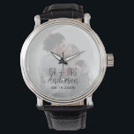 Relógio de Foto Personalizado para Recém-Casados<br><div class="desc">Celebre seu para sempre com um relógio de foto de casamento personalizado! Este elegante relógio, apresentando uma imagem personalizada e design "Sr. e Sra.", é um souvenir significativo para recém-casados ou um presente de aniversário de casamento sincero.</div>