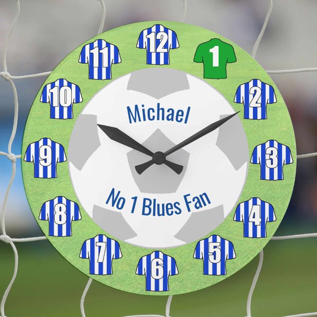 Relógio de futebol - Camisas Azuis e Brancas Strip (Blue and white striped football shirts on a clock for the number one fan.)