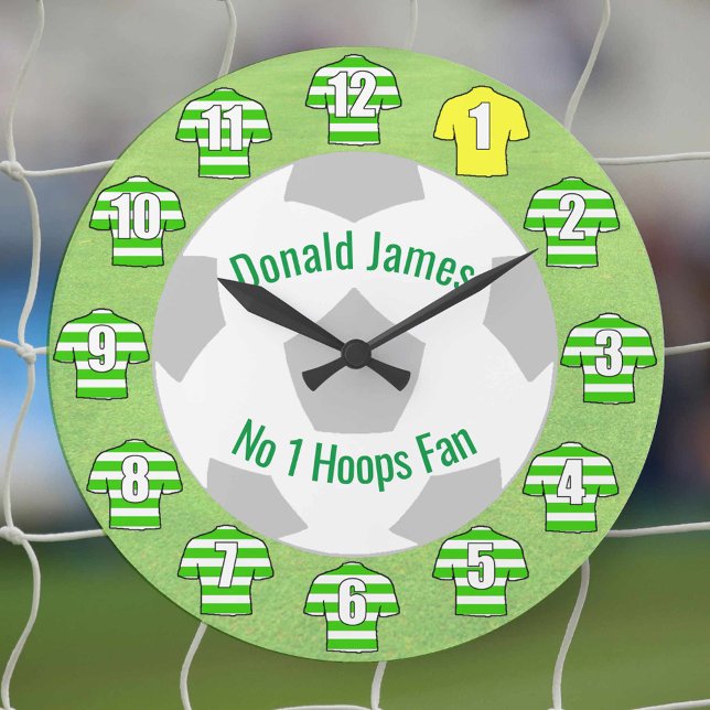 Relógio de futebol - Camisas Verdes Hoopy (Green and white hoops on football shirts. Celtic style football shirts on a clock.)