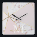 Relógio de Monograma Geométrico com Blush Dourado<br><div class="desc">Grelha Rosa Dourada Blush Geométrico Monogramed Large Square Wall Clock personalizado com seu nome e nome iniciais. O relógio faz parte de uma coleção. O ano também pode ser editado.</div>