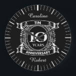 Relógio de Parede<br><div class="desc">Seu décimo aniversário de casamento tem o dom tradicional. Este design de estilo crest é um design romântico para casais que celebram 10 anos de casamento. Se você quiser alguma ajuda para personalizar este design, por favor, entre em contato comigo, eles podem pedir a este botão do designer, logo abaixo...</div>