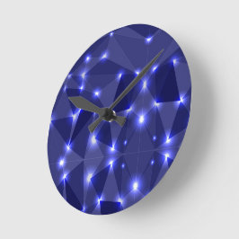 Relógio de parede com um design azul low-poly e br