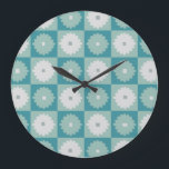 Relógio de Parede das Flores Geométricas Modernas<br><div class="desc">Este Meio século Moderno Flores Geométricas do Relógio de Paredes Redondos é um meio século moderno de pegar a botânica! Este aqua baleado e design de tabuleiro de xadrez têm flores mod alternadas de aqua e cinzas de pomba em cada quadrado. As flores das cinzas das pombas têm cinzas quadradas...</div>