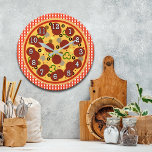Relógio de Parede de Pizza Engraçado<br><div class="desc">O presente perfeito para qualquer amante de pizza,  este relógio de parede apresenta uma pizza deluxe em um clássico impressão de gingham vermelho,  semelhante a toalhas de mesa que você encontraria em qualquer pizzaria clássica.</div>
