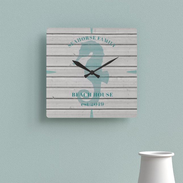 Relógio de Parede de Praia da Família Russo Seacav (A rustic seahorse clock with space for your family name, beach house and year established)
