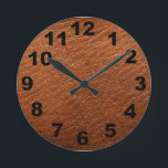 Relógio de Parede de Textura de Couro Castanho<br><div class="desc">Agora,  vocês podem desfrutar de um relógio de textura marrom que não quebrou o banco ou matar a vaca. Este relógio adiciona sofisticação robusta a qualquer caverna de homem,  hospedagem de caça,  sala de jogos ou escritório.</div>