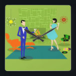 Relógio de Parede do Casal Moderno do meio século<br><div class="desc">Este Relógio de Parede Acrílica de Casal Moderno de Meio século parece uma cena de uma comédia romântica. A design de arte minimalista ao estilo de 1960 apresenta um casal de desenho animado atraente desfrutando de uma noite romântica em casa. A sala sofisticada destaca uma parede verde de pedra com...</div>