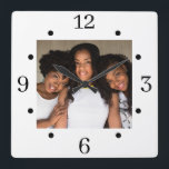 Relógio de Parede Quadrada de Fotografias da Famíl<br><div class="desc">Um relógio grande de fotos de irmãs familiares felizes personalizadas para a sua decoração. Forma Quadrada Moderna.</div>