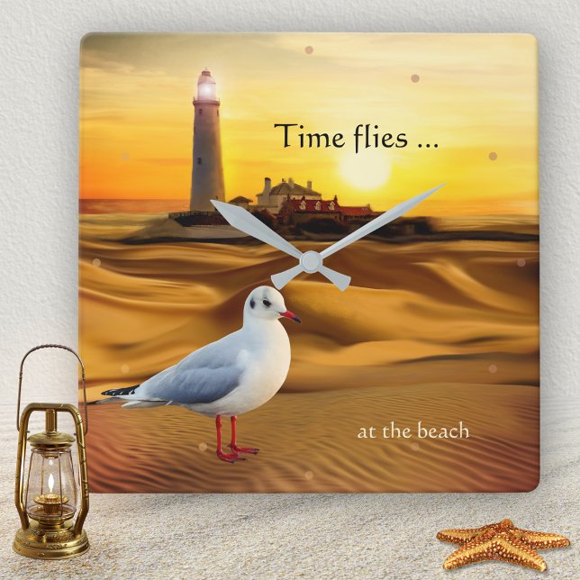 Relógio de Parede Sunset Praia do Farol de Seagull (Wall clock featuring a beach with lighthouse at sunset with a beautiful seagull)