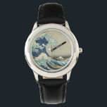 Relógio De Pulso A onda do Excelente de Kanagawa<br><div class="desc">O Excelente Wave Watch O Excelente Wave de Kanagawa, também conhecido como A Onda do Excelente ou simplesmente A Onda, é um impressão de bloco de madeira do artista japonês Katsushika Hokusai. Exemplo de arte ukiyo-e, ela foi publicada entre 1830 e 1833 como a primeira na série 36 Views do...</div>