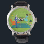 Relógio De Pulso Meio século Modern Casal Watch<br><div class="desc">Este Meio século Modern Casal Watch parece uma cena de uma comédia romântica. A design de arte minimalista ao estilo de 1960 apresenta um casal de desenho animado atraente desfrutando de uma noite romântica em casa. A sala sofisticada destaca uma parede verde de pedra com um fogo em chamas na...</div>