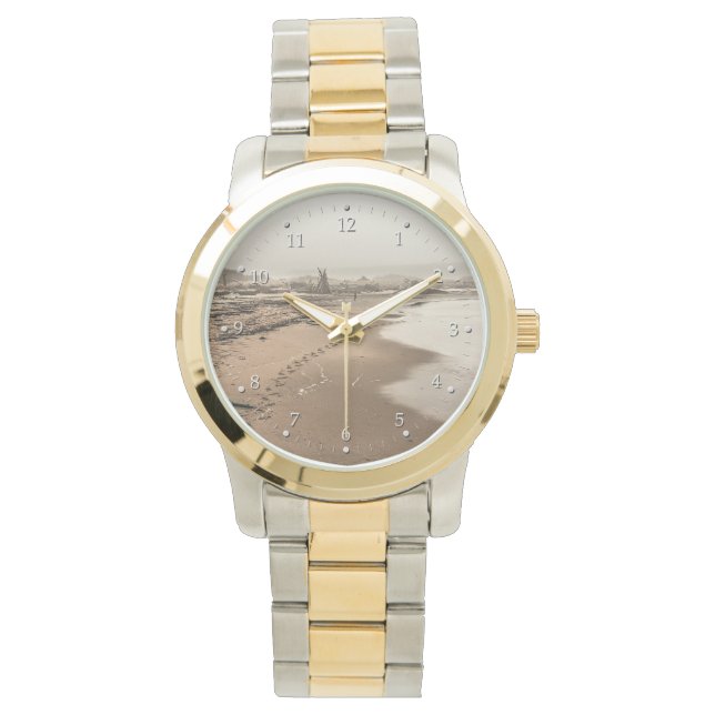 Relógio De Pulso Pegadas em um Foggy Beach Watch (Frente)