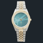 Relógio De Pulso Tesoura Teal e Monograma<br><div class="desc">Este relógio apresenta o seu monograma e uma tesoura contra um fundo verde teal,  com algarismos romanos dourados. Ele dá um presente perfeito para um cabeleireiro,  cabeleireiro,  alfaiate e muito mais.</div>