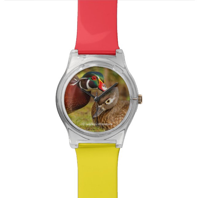 Relógio De Pulso Um momento tocante entre patos de madeira na flore (Detalhe)