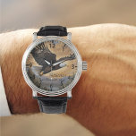 Relógio Eagle Soaring Watch<br><div class="desc">Abrace a Majestade do Tempo com nossa Eagle Soaring Watch. Este belo relógio captura a essência da liberdade e da honra, apresentando uma águia majestosa em voo contra um pano de fundo do céu ouro. É um símbolo de força e graça, uma homenagem perfeita ao espírito inflexível da paternidade. Com...</div>