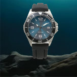 Relógio Elegante Monograma Azul Bruto<br><div class="desc">Elegante Monograma Azul Bruto Metálico. Este elegante e moderno relógio é desenhado com tipografia por script de nome emparelhado com tipografia branca em preto sobre um fundo branco azul escovado metálico e tem espaço para você escrever seu nome. O nome do monograma pode ser facilmente personalizado para fazer um design...</div>