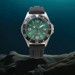 Relógio Elegante Monograma Verde Bruto Metálico<br><div class="desc">Elegante Monograma Verde Bruto Metálico. Este elegante e moderno relógio é desenhado com tipografia por script de nome emparelhado com tipografia branca em preto sobre um fundo branco verde Bruche Metálico e tem espaço para você escrever seu nome. O nome do monograma pode ser facilmente personalizado para fazer um design...</div>