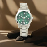 Relógio Elegante Monograma Verde Bruto Metálico<br><div class="desc">Elegante Monograma Verde Bruto Metálico. Este elegante e moderno relógio é desenhado com tipografia por script de nome emparelhado com tipografia branca em preto sobre um fundo branco verde Bruche Metálico e tem espaço para você escrever seu nome. O nome do monograma pode ser facilmente personalizado para fazer um design...</div>