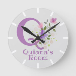 Relógio em um Design Floral com Nome e Inicial