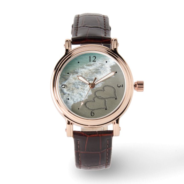 Relógio Encaixando Corações na Areia de Praia (Frente)