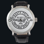Relógio Engraçado Polo do Norte Comprando Espíritos de Nat<br><div class="desc">Seu amado ama cerveja? Um presente único para ele vestir durante o natal. A design apresenta um logotipo como selo,  personalize com nome,  ano de último e duas linhas de texto.</div>