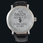Relógio Este Pai pertence ao nome da criança Cinza cardíac<br><div class="desc">Este Pai pertence ao nome das crianças "Heart Cinza Watch"</div>