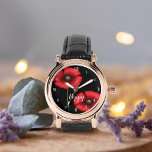 Relógio Flores Vermelhas Poppy em Preto Personalizado<br><div class="desc">Duas papoilas com espaço para o seu nome neste relógio de papoila bonito</div>