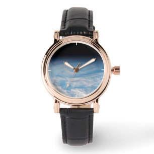 Relógio Formação Circular De Nuvens Sobre O Oceano Pacífic