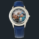 Relógio Foto personalizada moderna e texto personalizado<br><div class="desc">Este relógio personalizado apresenta um design de fotos emocionante e totalmente personalizado, perfeito para celebrar memórias queridas. O rosto do relógio mostra sua imagem escolhida cercada por um layout numérico clássico, fazer que seja fácil para as crianças ler o tempo enquanto mantém um momento querido próximo. Adicione o seu próprio...</div>