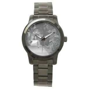 Relógio Foto preta e branca do velho no parque