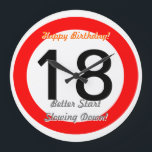 Relógio Grande 18o limite de velocidade engraçado do sinal de<br><div class="desc">18o pulso de disparo engraçado do limite de velocidade do sinal de estrada da piada 18 do aniversário. Velocidades do tempo perto! Dê este excelente que gira o pulso de disparo de 18 aniversários com a idade customizável número "18" e os textos customizáveis "feliz aniversario" e "melhor começo que retarda!"....</div>
