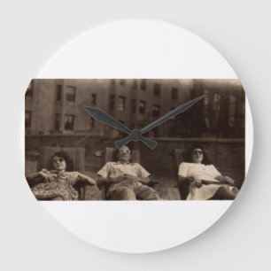 Relógio Grande 1940 três pessoas relaxando no telhado