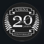 Relógio Grande 20 anos de casamento tradicional na China<br><div class="desc">Uma design para celebrar 20 anos de casamento. Este design tem um design branco de louros (porcelana) num fundo preto. A China é o presente tradicional para esta ocasião. No texto lê-se aniversário de 20 anos da China.Uma design romântica para celebrar seu 20 ano de casamento.Se você quiser ajuda para...</div>