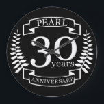 Relógio Grande 30 anos de aniversário de casamento em Pearl 30<br><div class="desc">Uma design para celebrar 30 anos de casamento. Este design tem um design de riso branco colorido sobre um fundo preto. Pearl é o presente tradicional para esta ocasião. No texto lê-se 30 anos de aniversário de pérola. Uma design romântica para comemorar seu 30 ano de casamento. Se você quiser...</div>