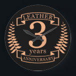 Relógio Grande 3 anos de casamento<br><div class="desc">Uma design para celebrar 3 anos de casamento. Este design tem um design de louros cor de bronzeado (couro) sobre um fundo preto. O couro é o presente tradicional para esta ocasião. O texto refere-se a um aniversário de 3 anos de couro. Uma design romântica para comemorar seu terceiro ano...</div>