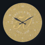Relógio Grande 50º aniversário do casamento Dust Confetti Dourada<br><div class="desc">50.º ANIVERSÁRIO DE PÓ DOURADA CONFETTI CLOCK. Personalizado com seus nomes em branco,  com uma sombra falsa de ouro e um belo roteiro "50" (ou uma inicial de monograma),  sobre um delicado fundo de poeira dourada. Projetado por Piglet © Pura em www.zazzle.com/purepiglet*.</div>