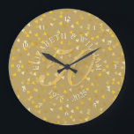 Relógio Grande 50º Aniversário do Dourado Coração Confetti<br><div class="desc">50º ANIVERSÁRIO ANIVERSÁRIO,  CORAÇÕES DOURADAS CONFETTI CLOCK. Personalizado com seus nomes em branco,  com uma sombra falsa de ouro e um belo roteiro "50" (ou uma inicial de monograma),  em um delicado fundo confete de corações em ouro. Projetado por Piglet © Pura em www.zazzle.com/purepiglet*.</div>