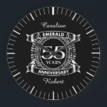 Relógio Grande 55.º aniversário de casamento, emerald crest<br><div class="desc">Uma design romântica para celebrar o seu 55º ano de casamento. Se você quiser alguma ajuda para personalizar este design, por favor, entre em contato comigo, eles podem pedir a este botão do designer, logo abaixo deste texto. Esta crista de cinquenta e cinco anos de aniversário de casamento tem o...</div>