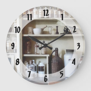 Relógio Grande Almíscar, pélete e frascos nas prateleiras